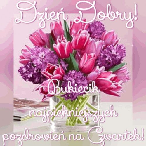 Szklany wazon pełen różowych tulipanów i fioletowych kwiatów z napisem Dzień Dobry