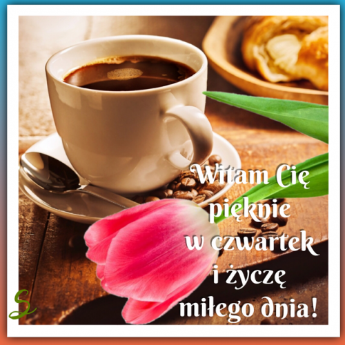 Biała filiżanka czarnej kawy z ziarnami, różowy tulipan oraz napis witający w czwartek