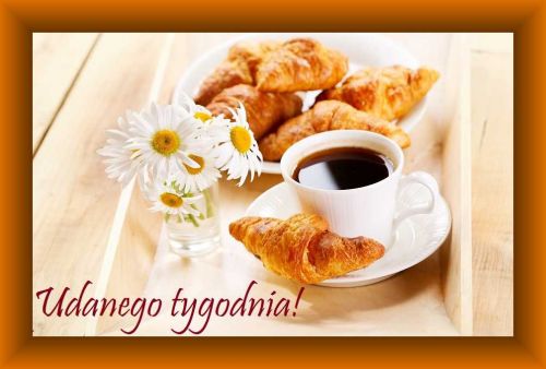 Fili�anka czarnej kawy, rogaliki, wazon z bia�ymi margaretkami i napis Udanego tygodnia na drewnianym tle