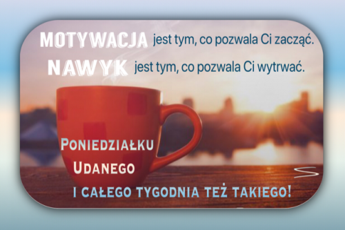 Czerwony kubek z kaw� o poranku na tle wschodu s�o�ca i napisy motywacyjne