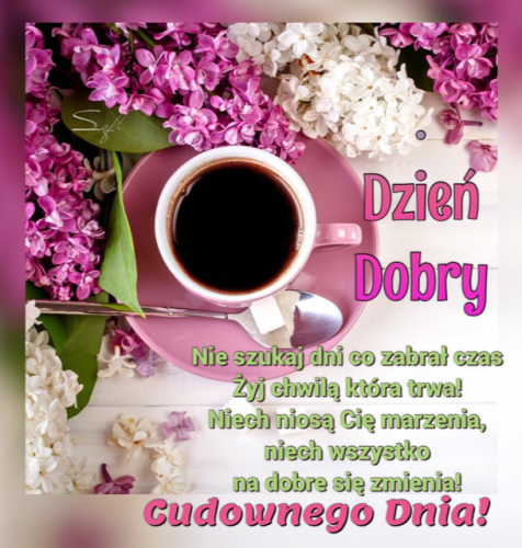 Filiżanka czarnej kawy z łyżeczką na różowym spodeczku wśród bukietów fioletowego i białego bzu