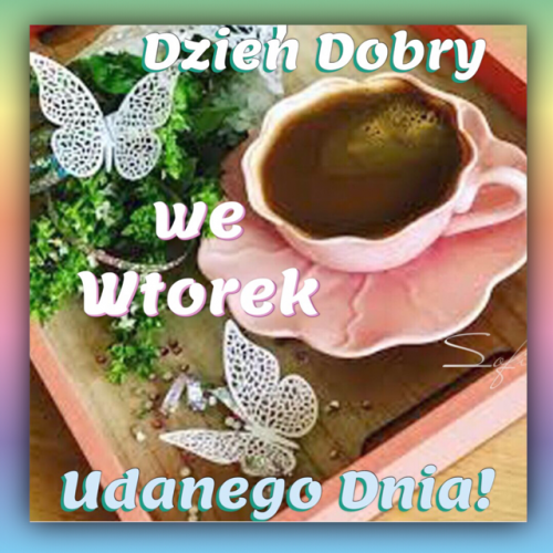 Różowa filiżanka z kawą na tacy, białe motyle, zielone liście i napis Dzień Dobry we Wtorek