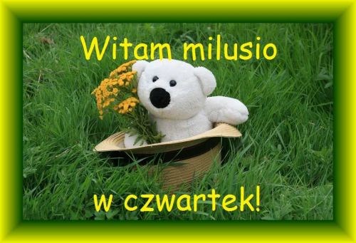 Bia�y pluszowy nied�wiadek z bukietem ��tych kwiat�w w s�omkowym kapeluszu siedzi na trawie