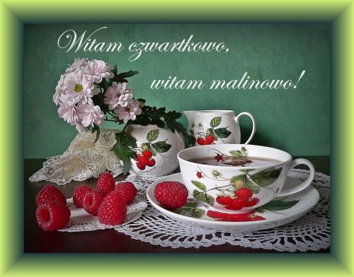Fili�anka herbaty z malinami, dzbanek, jasne kwiaty i napis Witam czwartkowo, witam malinowo