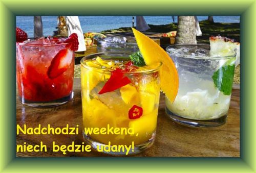 Trzy szklanki z kolorowymi drinkami owocowymi na pla�y i napis Nadchodzi weekend niech b�dzie udany