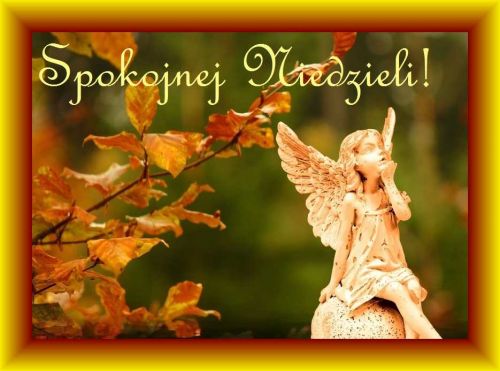 Figurka anio�ka ze skrzyd�ami w�r�d jesiennych li�ci i napisem Spokojnej Niedzieli w ramce
