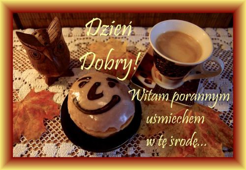 Fili�anka kawy, p�czek z u�miechem, drewniana sowa i jesienne li�cie na serwecie z napisem