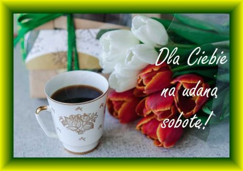 Bia�a fili�anka kawy, bukiet bia�ych i czerwonych tulipan�w, prezent oraz napis Dla Ciebie na udan� sobot�