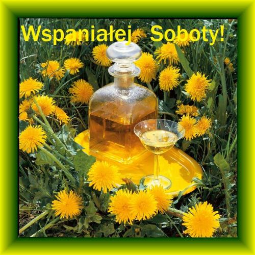 Karafka z ��tym p�ynem, kieliszek i ��te kwiaty mniszka lekarskiego w�r�d zieleni, napis Wspania�ej Soboty