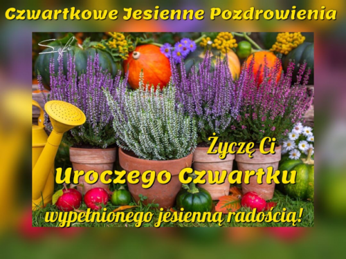 Jesienna kompozycja z wrzosami w doniczkach, pomarańczowymi dyniami, żółtą konewką i napisem pozdrowień