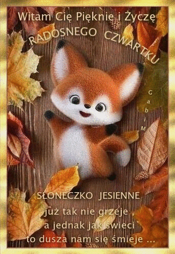 Uśmiechnięty mały lis wśród jesiennych liści na drewnianym tle z napisem Radosnego Czwartku