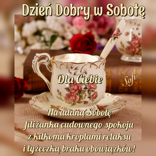 Elegancka filiżanka z różami, łyżeczka, czerwone róże w tle oraz napisy z pozdrowieniami na sobotę