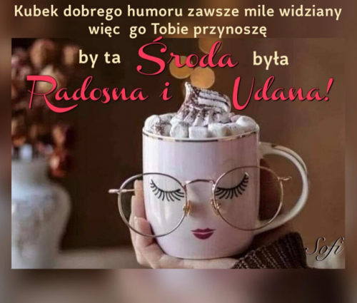 R�owy kubek z twarz� w okularach, piankami i napisem �ycz�cym udanej �rody