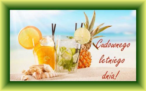Dwa kolorowe drinki z lodem, ananas, muszle i napis Cudownego letniego dnia na pla�y