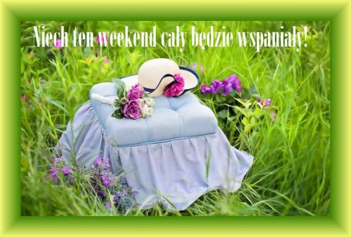 Niebieski puf z kapeluszem i bukietem kwiatów na trawie, z napisem o weekendzie