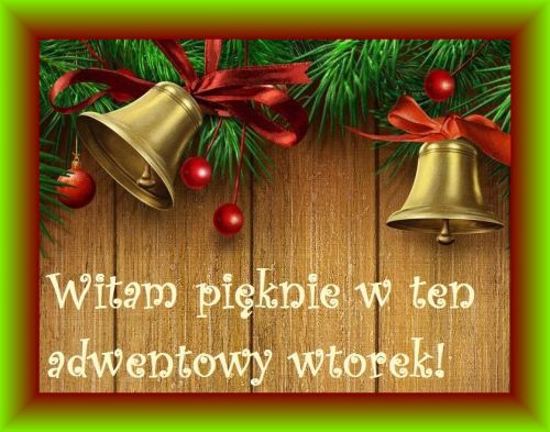 Złote dzwonki, gałązki świerku i czerwone bombki na drewnianym tle z napisem Witam pięknie w ten adwentowy wtorek