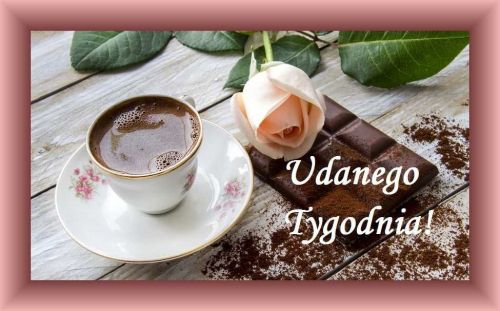Filiżanka czarnej kawy, tabliczka czekolady, jasna róża i napis Udanego Tygodnia na drewnianym tle