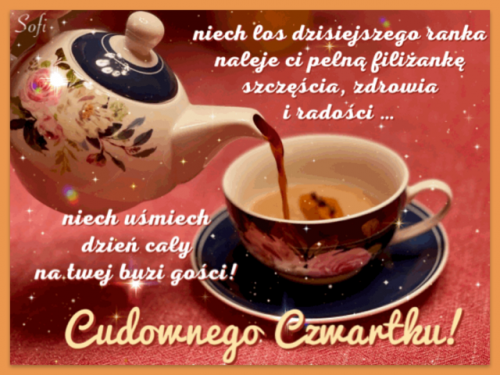 Elegancki dzbanek nalewa kaw� do fili�anki z napisem Cudownego Czwartku na b�yszcz�cym tle