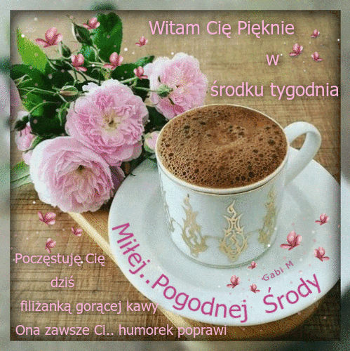 Biała filiżanka z kawą, różowe róże na drewnianym stole i napisy z życzeniami na środę