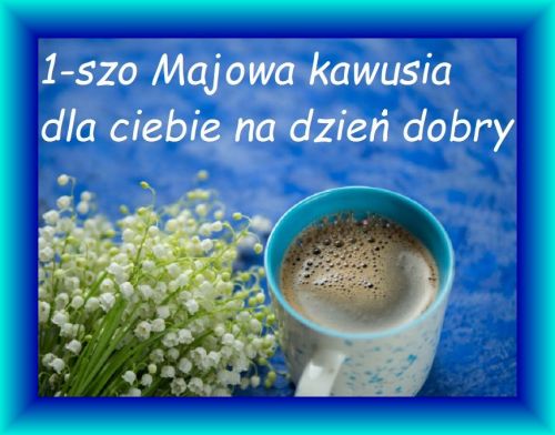 Niebieski kubek z kawą i bukiet konwalii na tle z napisem 1-szo Majowa kawusia