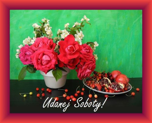 Buket czerwonych r� i bia�ych kwiat�w w doniczce, owoce granatu oraz napis Udanej Soboty