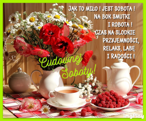 Biały dzbanek z czerwonymi makami i stokrotkami, filiżanka herbaty, maliny oraz napis życzący miłej soboty