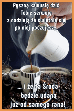 Nalewanie �wie�ej kawy z dzbanka do fili�anki otoczonej ziarnami, z �yczeniami na �rod�