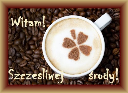 Bia�y kubek kawy z piank� i wzorem czterolistnej koniczyny na tle ziaren kawy i napisem Witam! Szcz�liwej �rody!