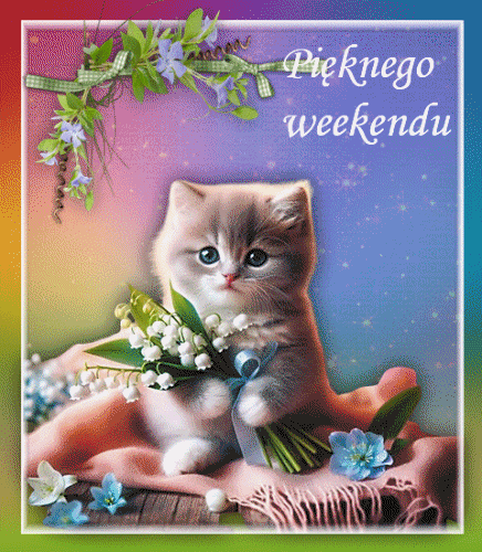 Mały puszysty kotek trzyma bukiet konwalii, obok leżą kwiaty, a w tle napis Pięknego weekendu