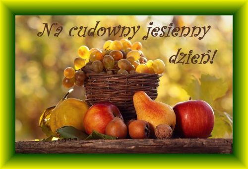 Wiklinowy koszyk z winogronami, jab�ka i gruszki na drewnianym stole oraz napisa Na cudowny jesienny dzie�