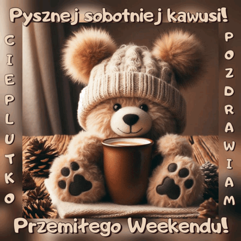Pluszowy mi� w zimowej czapce pije kaw� przy stole z szyszkami i napisami