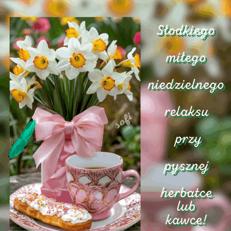Bia�e narcyzy w wazonie z r�ow� kokard�, fili�anka herbaty, ciastko i zielony napis