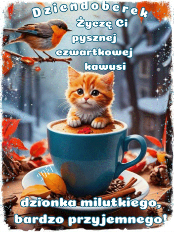 Ma�y rudy kot siedzi w niebieskim kubku z kaw�, obok ptaszek i jesienne li�cie
