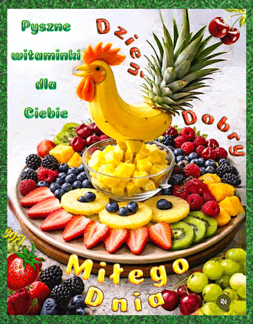Kogut z banana i ananasa na p�misku pe�nym �wie�ych owoc�w z napisem Mi�ego Dnia