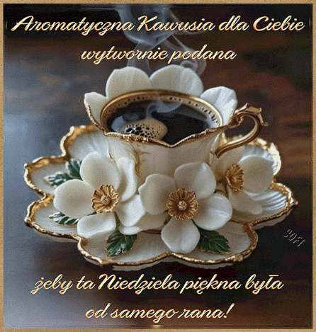 Elegancka fili�anka z czarn� kaw� na ozdobnym spodku z motywem bia�ych kwiat�w i napisami