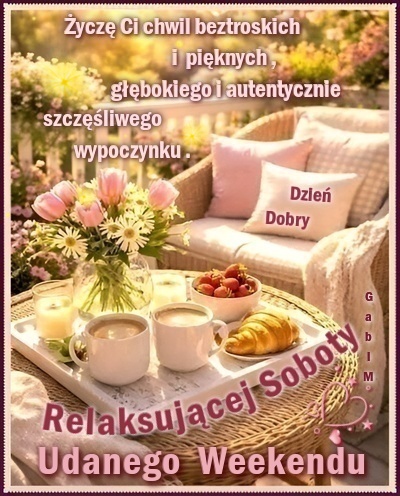 Wiklinowy stolik z kawą, rogalikiem, kwiatami i napisem życzącym relaksującej soboty oraz udanego weekendu