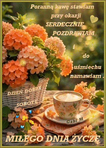 Fili�anka kawy na stole, bukiet pomara�czowych kwiat�w w bia�ym koszyku i pozdrowienia na sobot�