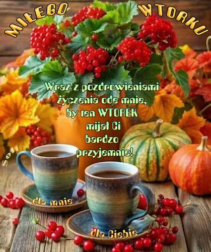 Dwie fili�anki kawy, czerwone owoce kaliny, dynie i jesienne li�cie na drewnianym stole