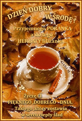 Fili�anka herbaty z cynamonem na tle jesiennych li�ci i napisy z �yczeniami dobrego dnia