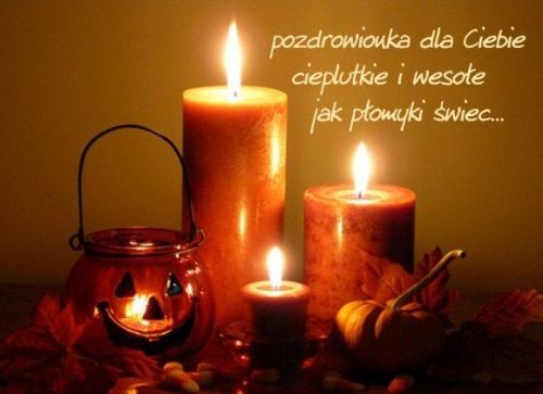 Trzy p�on�ce �wiece, dynia lampion z wyci�t� twarz�, ma�a dynia i jesienne li�cie oraz napis pozdrowienia